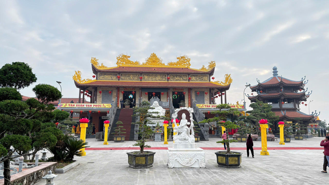 Khu&ocirc;n vi&ecirc;n ph&iacute;a ch&iacute;nh diện Ch&ugrave;a B&igrave;nh A