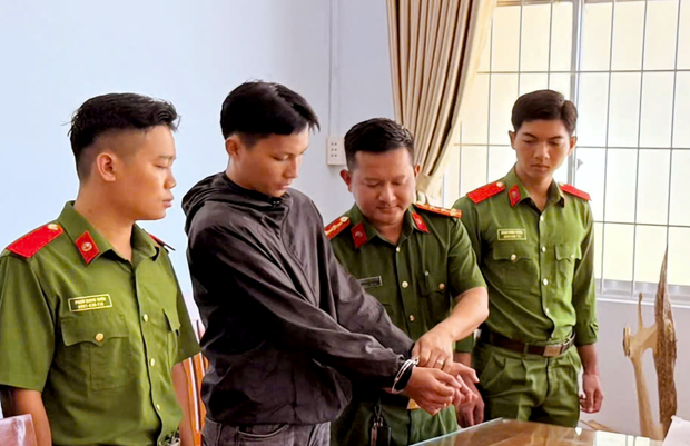 Cơ quan C&ocirc;ng an thi h&agrave;nh lệnh bắt tạm giam đối với bị can Trần Hửu Nghĩa