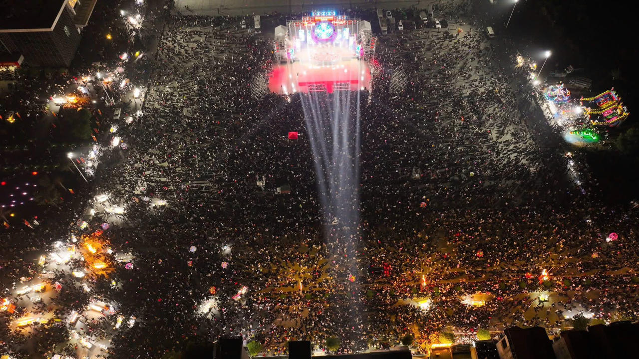 Chương tr&igrave;nh nghệ thuật&amp;amp;nbsp;thu h&uacute;t đ&ocirc;ng đảo người d&acirc;n v&agrave; du kh&aacute;ch tham dự.