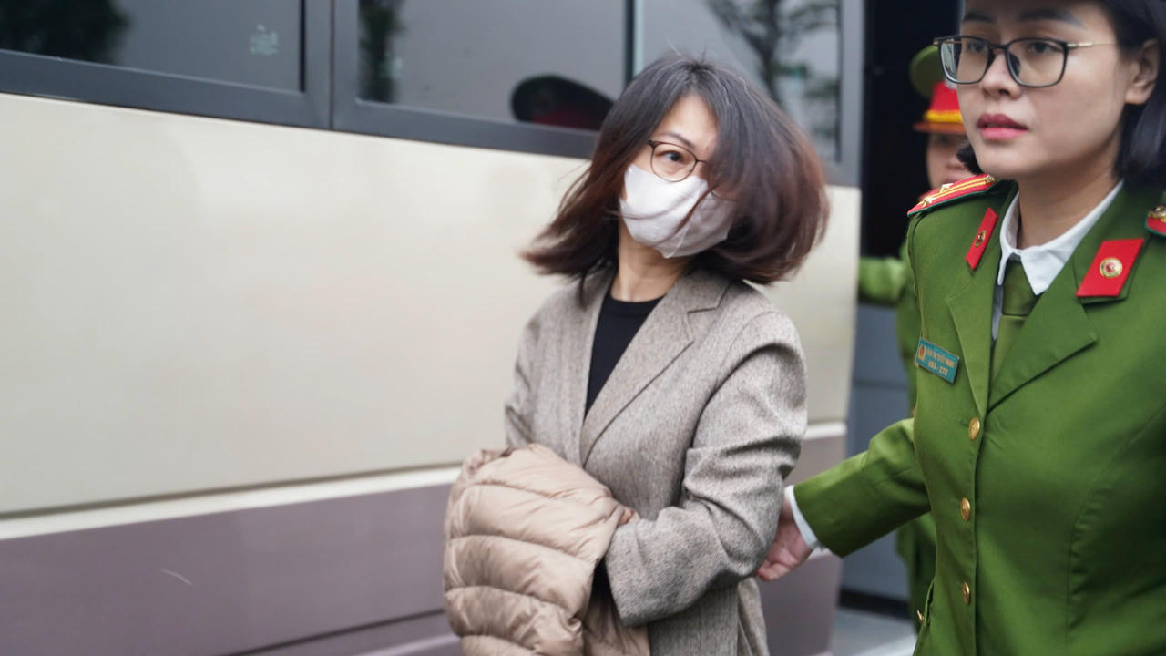 Dẫn giải bị c&aacute;o Trần Việt Nga.