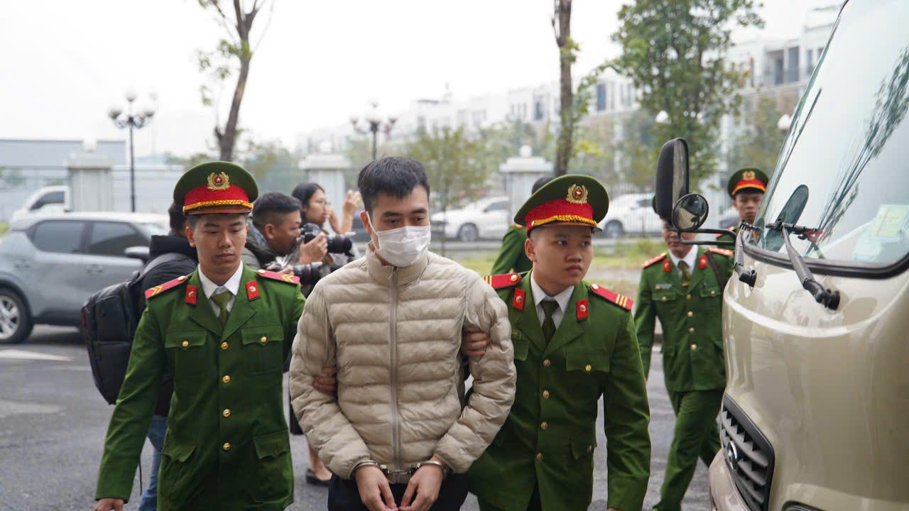 Dẫn giải bị c&aacute;o Ho&agrave;ng Quang Thịnh v&agrave;o ph&ograve;ng xử.