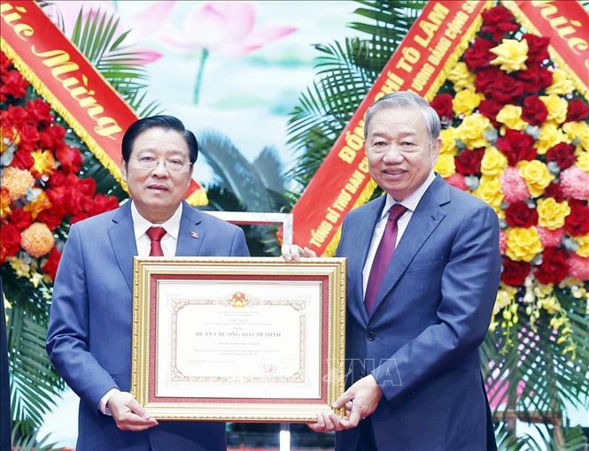 Tổng B&iacute; thư T&ocirc; L&acirc;m trao Hu&acirc;n chương Hồ Ch&iacute; Minh lần thứ 2 cho ng&agrave;nh Nội ch&iacute;nh Đảng.