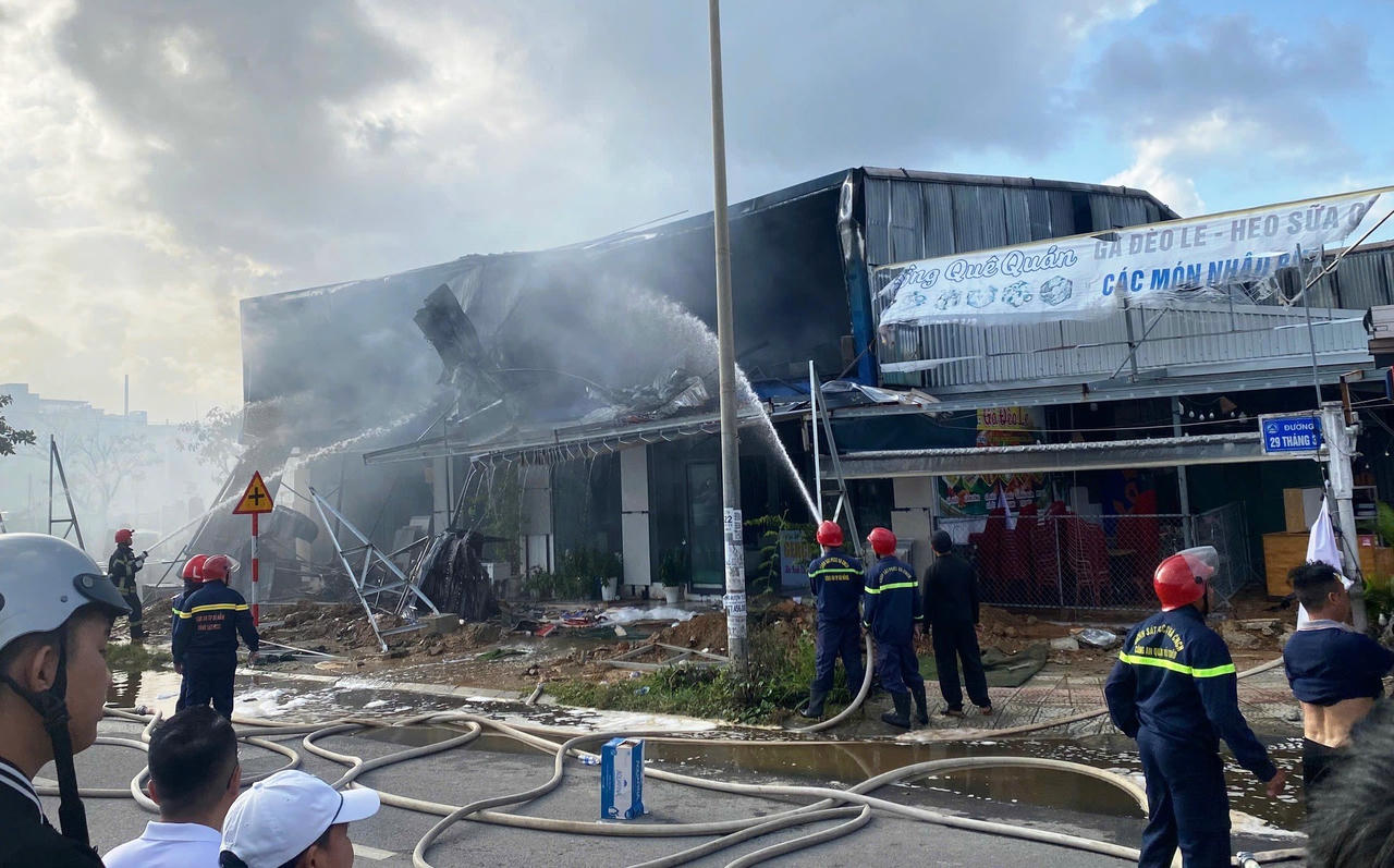 Hiện trường vụ ch&aacute;y cửa h&agrave;ng vật liệu x&acirc;y dựng.