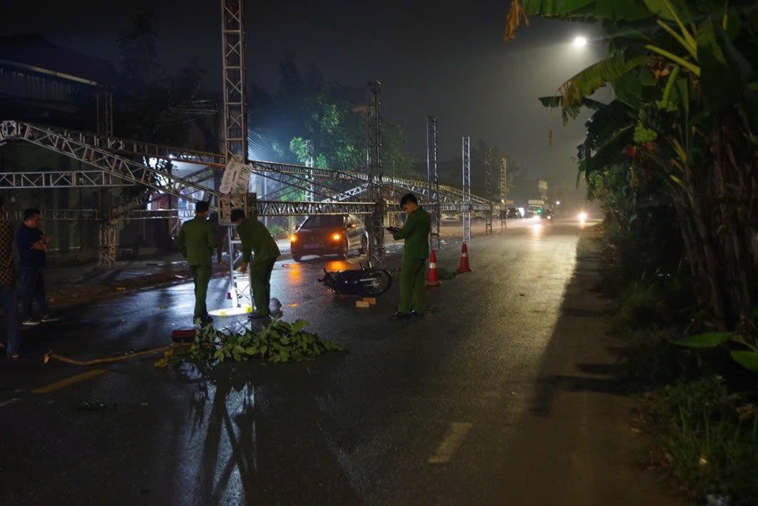 Cơ quan c&ocirc;ng an kh&aacute;m nghiệm hiện trường ( Ảnh: c&ocirc;ng an tỉnh Ph&uacute; Thọ)