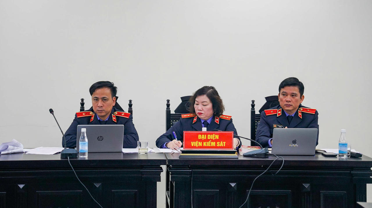Đại diện VKS giữ quyền c&ocirc;ng tố tại t&ograve;a.