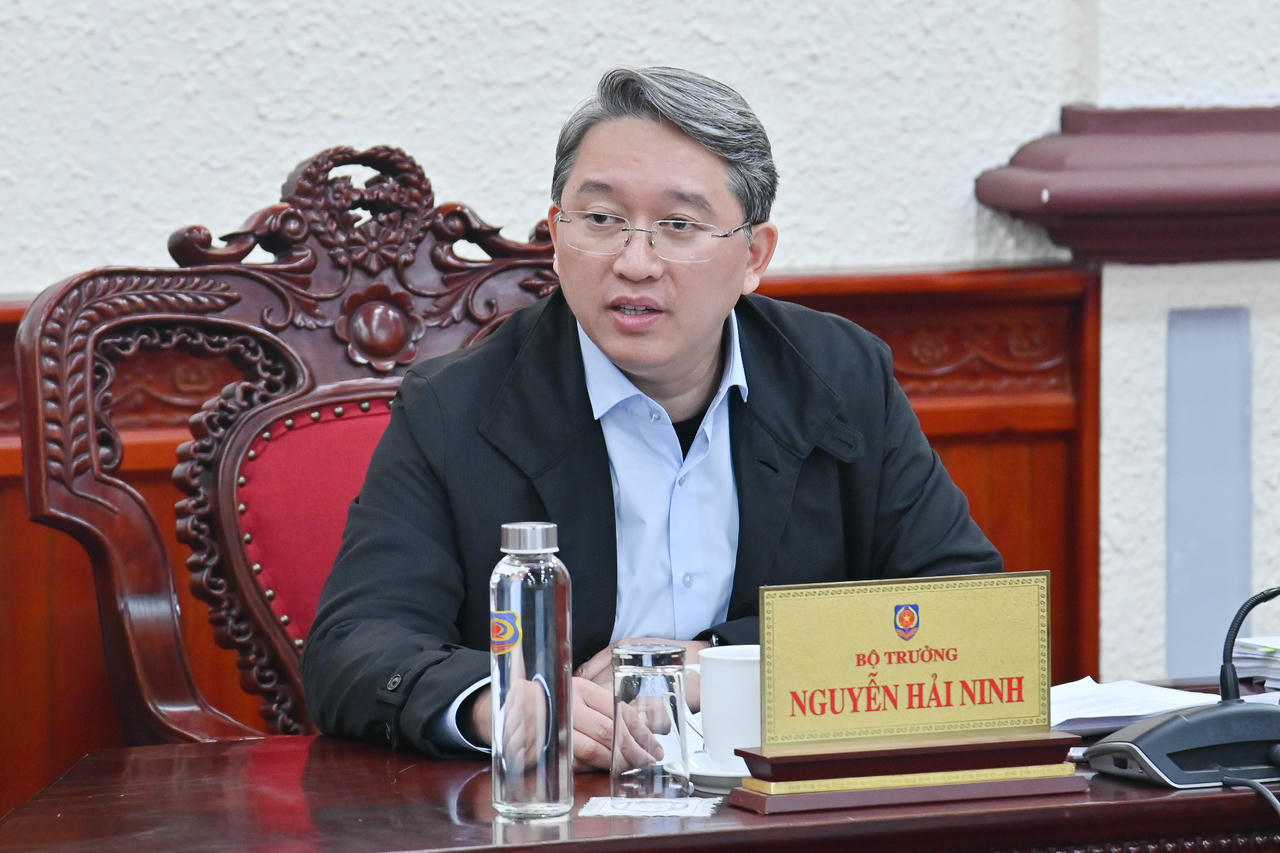 Bộ trưởng Nguyễn Hải Ninh ph&aacute;t biểu tại cuộc họp.