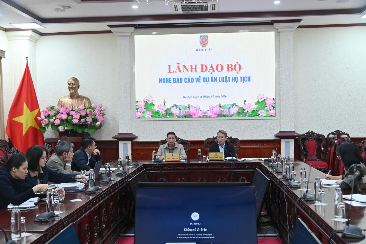 Bộ trưởng Nguyễn Hải Ninh, Thứ trưởng Nguyễn Thanh Ngọc nghe b&aacute;o c&aacute;o về dự &aacute;n Luật Hộ tịch.