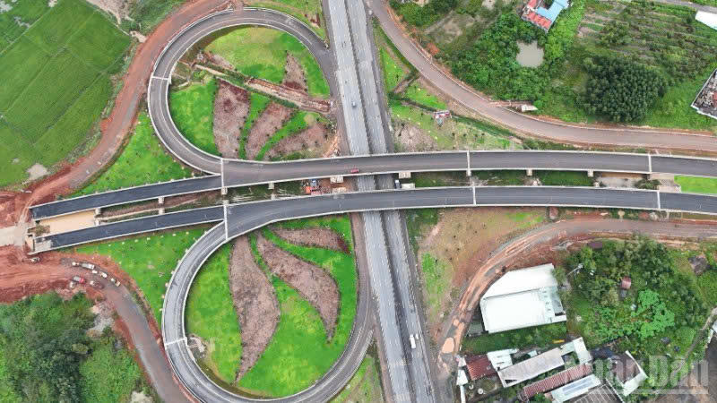 N&uacute;t giao kết nối giữa Quốc lộ 51  với đường T1 s&acirc;n bay Long Th&agrave;nh.