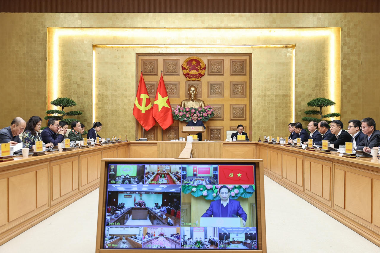 Thủ tướng Ch&iacute;nh phủ đề nghị hỗ trợ 34.759 hộ ở 8 tỉnh, th&agrave;nh phố miền Trung c&oacute; nh&agrave; phải sửa chữa mỗi hộ 5 triệu đồng v&agrave; hỗ trợ gần 5.000 hộ c&oacute; nh&agrave; bị sập, cuốn tr&ocirc;i phải x&acirc;y mới tr&ecirc;n to&agrave;n quốc từ đầu năm đến nay, mỗi hộ 10 triệu đồng - Ảnh: VGP/Nhật Bắc