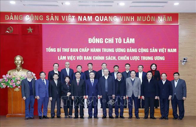 Tổng B&iacute; thư T&ocirc; L&acirc;m v&agrave; c&aacute;c đại biểu. Ảnh: Thống Nhất/TTXVN
