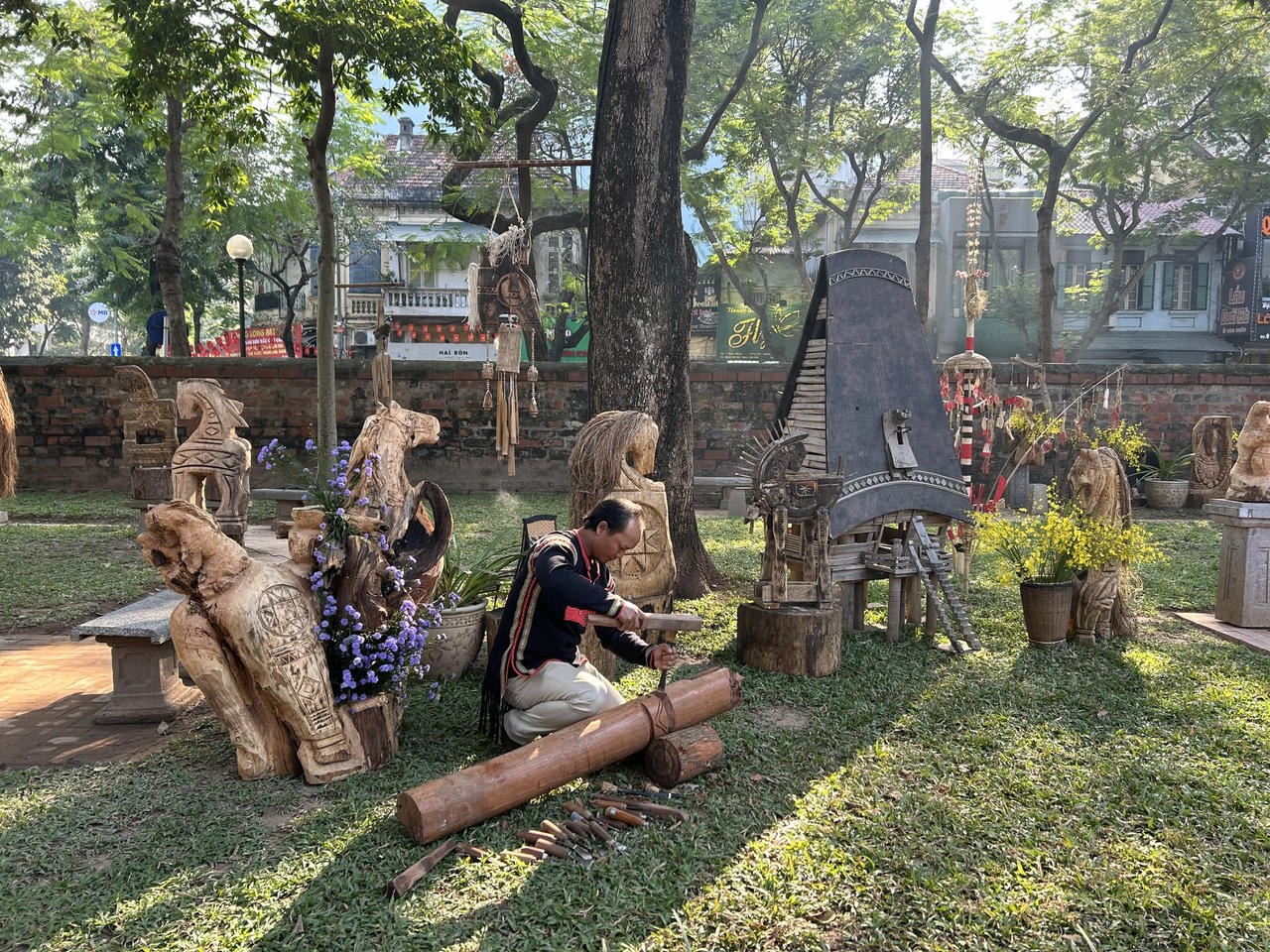 Nghệ nh&acirc;n Y Bhi&ocirc;ng Bu&ocirc;n Yă, d&acirc;n tộc &Ecirc; Đ&ecirc;, Đăk Lăk ngồi tạc tượng ngựa (ảnh T..D).