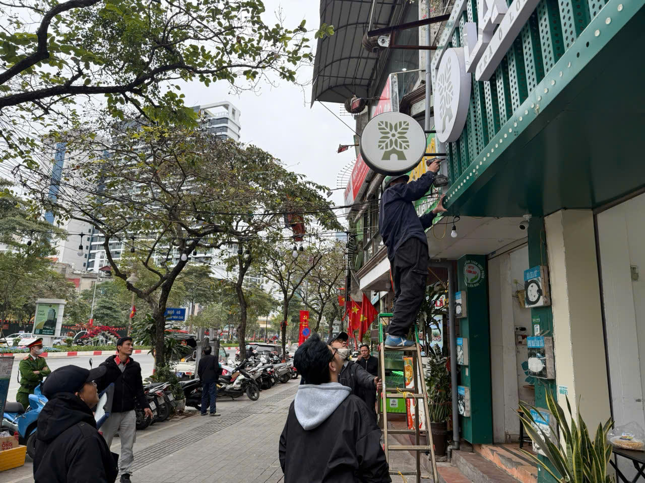 C&aacute;c trường hợp lấn chiếm vỉa h&egrave;, l&ograve;ng đường,&amp;amp;nbsp;ảnh hưởng đến mỹ quan đ&ocirc; thị đều bị xử l&yacute;