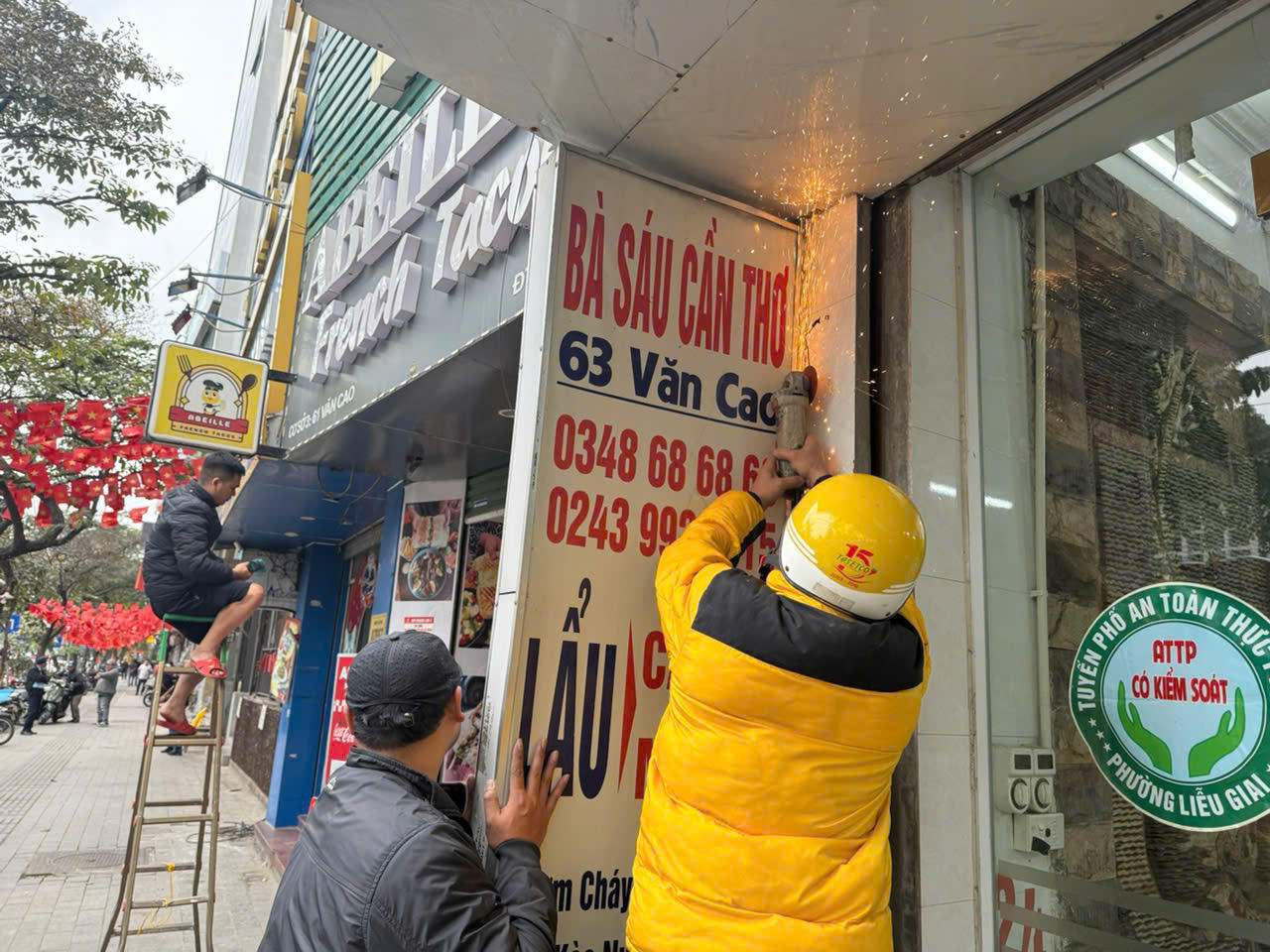 C&aacute;c biển quảng c&aacute;o sai quy định cũng bị dỡ bỏ.