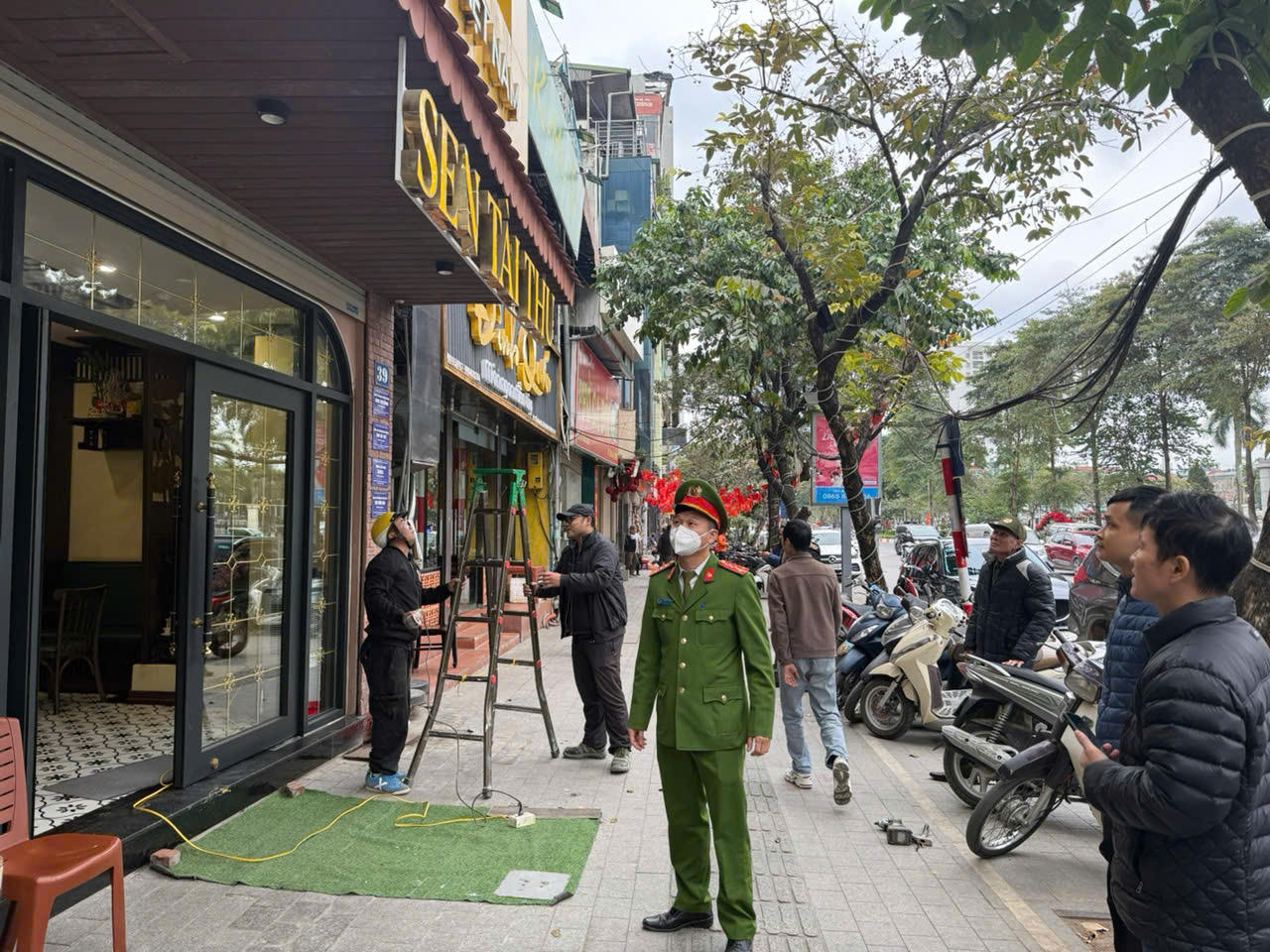 Lực lượng chức năng nhắc nhở c&aacute;c hộ kinh doanh cần phải chấp h&agrave;nh quy định về đảm bảo trật tự văn minh đ&ocirc; thị