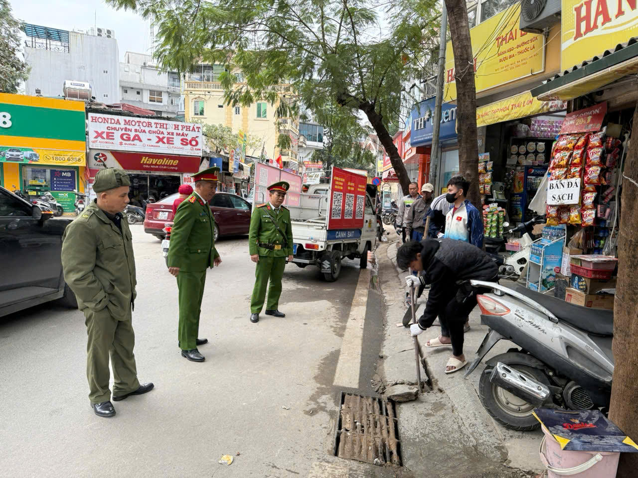 Nhiều bục bệ, cầu dẫn xe&amp;amp;nbsp;lấn chiếm l&ograve;ng đường bị ph&aacute; bỏ