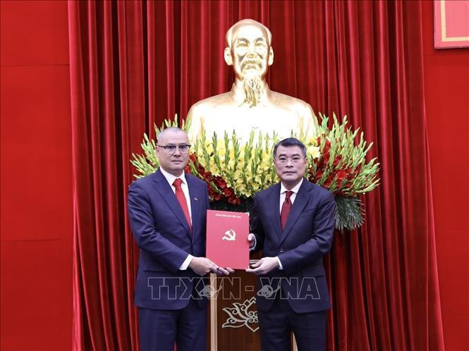 Trưởng Ban tổ chức Trung ương L&ecirc; Minh Hưng trao quyết định cho đồng ch&iacute; Phạm Đại Dương. Ảnh: Trọng Đạt/TTXVN