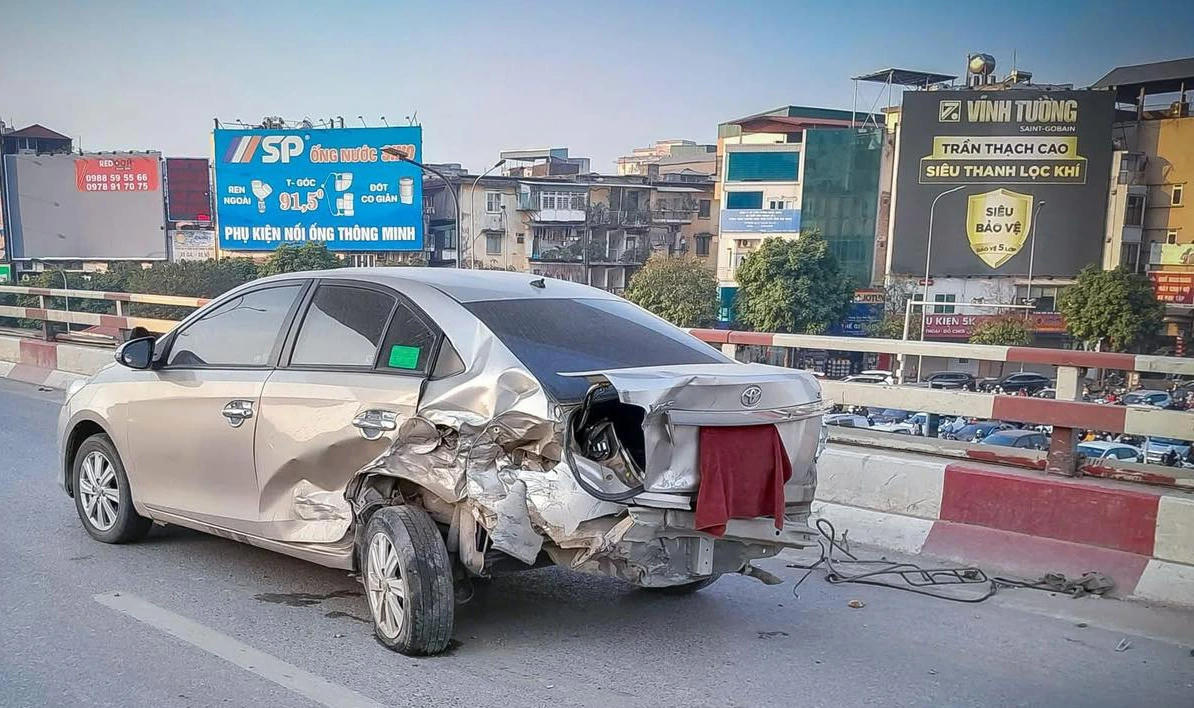 Nữ tài xế gây tai nạn liên hoàn trên cầu vượt ở Hà Nội, 1 người tử vong