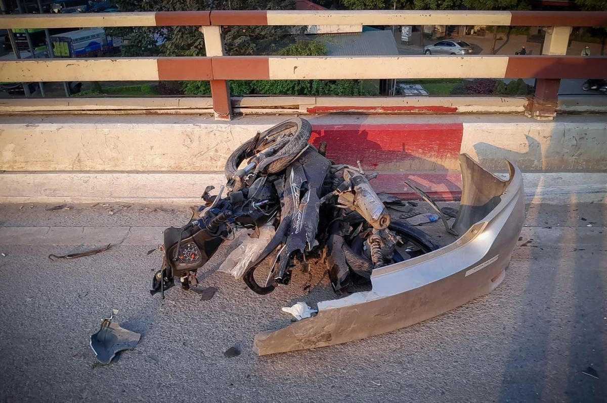 Nữ tài xế gây tai nạn liên hoàn trên cầu vượt ở Hà Nội, 1 người tử vong