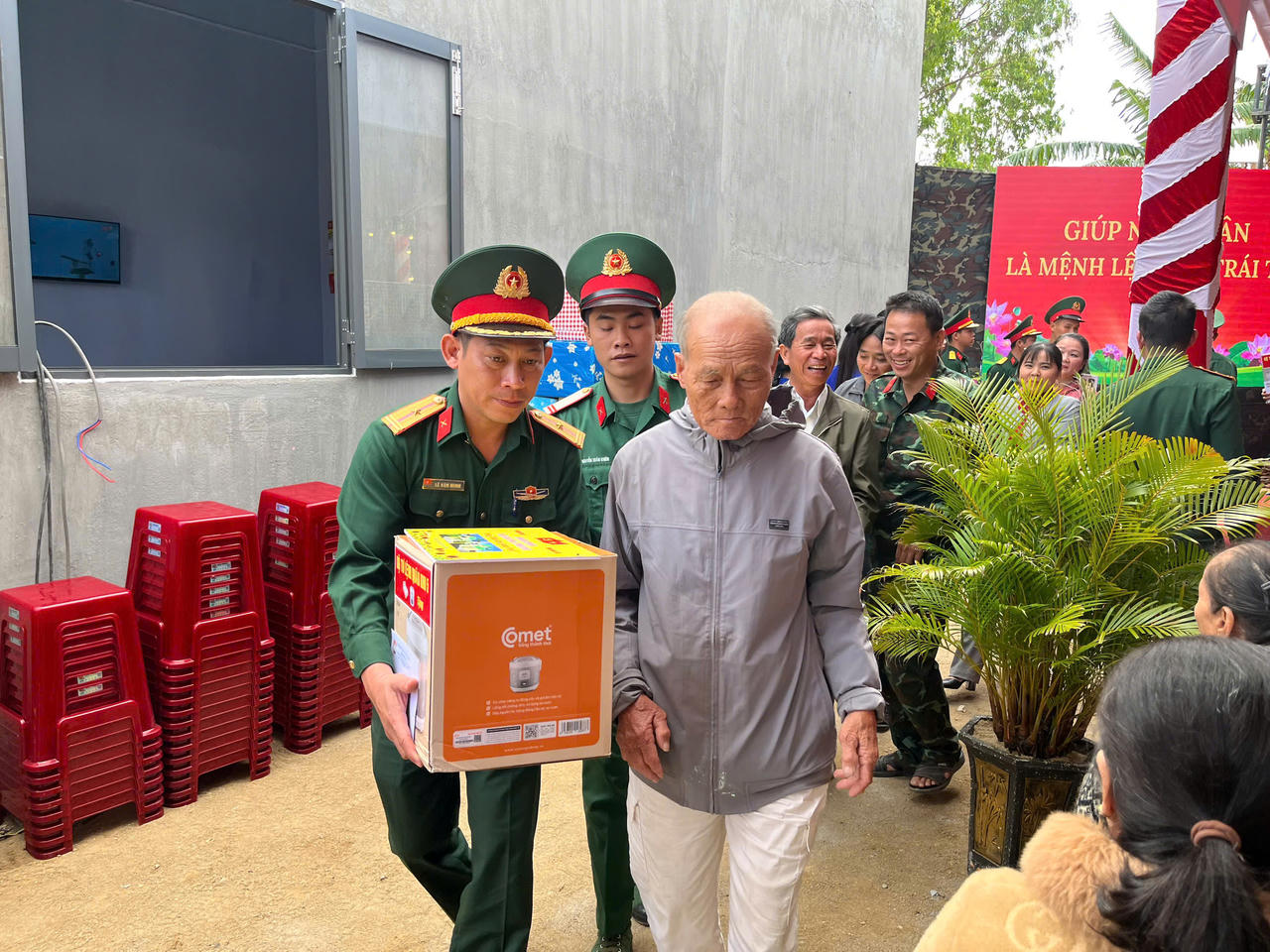 Quân khu 5 kết thúc “Chiến dịch Quang Trung”, bàn giao 610 căn nhà cho người dân vùng lũ