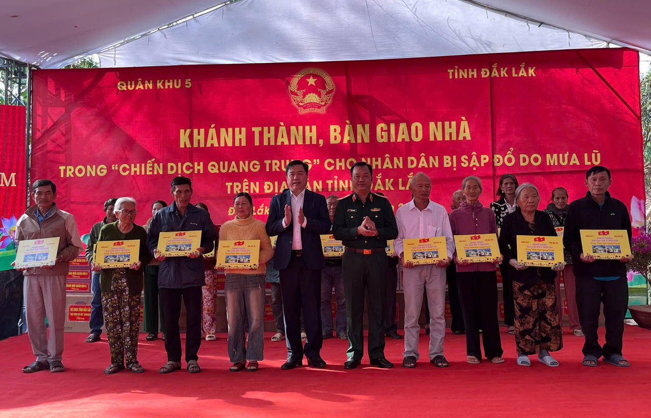 Quân khu 5 kết thúc “Chiến dịch Quang Trung”, bàn giao 610 căn nhà cho người dân vùng lũ