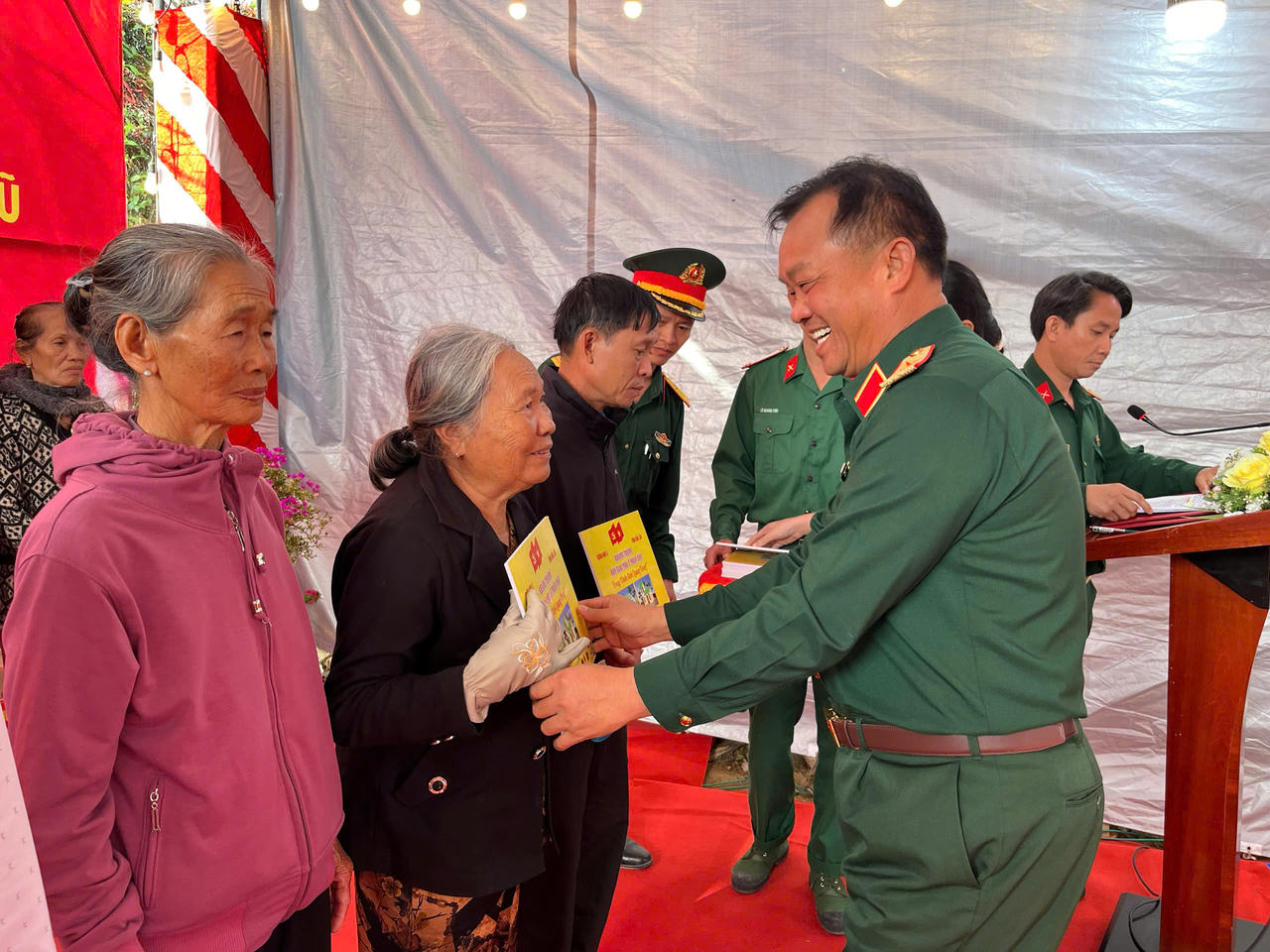 Quân khu 5 kết thúc “Chiến dịch Quang Trung”, bàn giao 610 căn nhà cho người dân vùng lũ