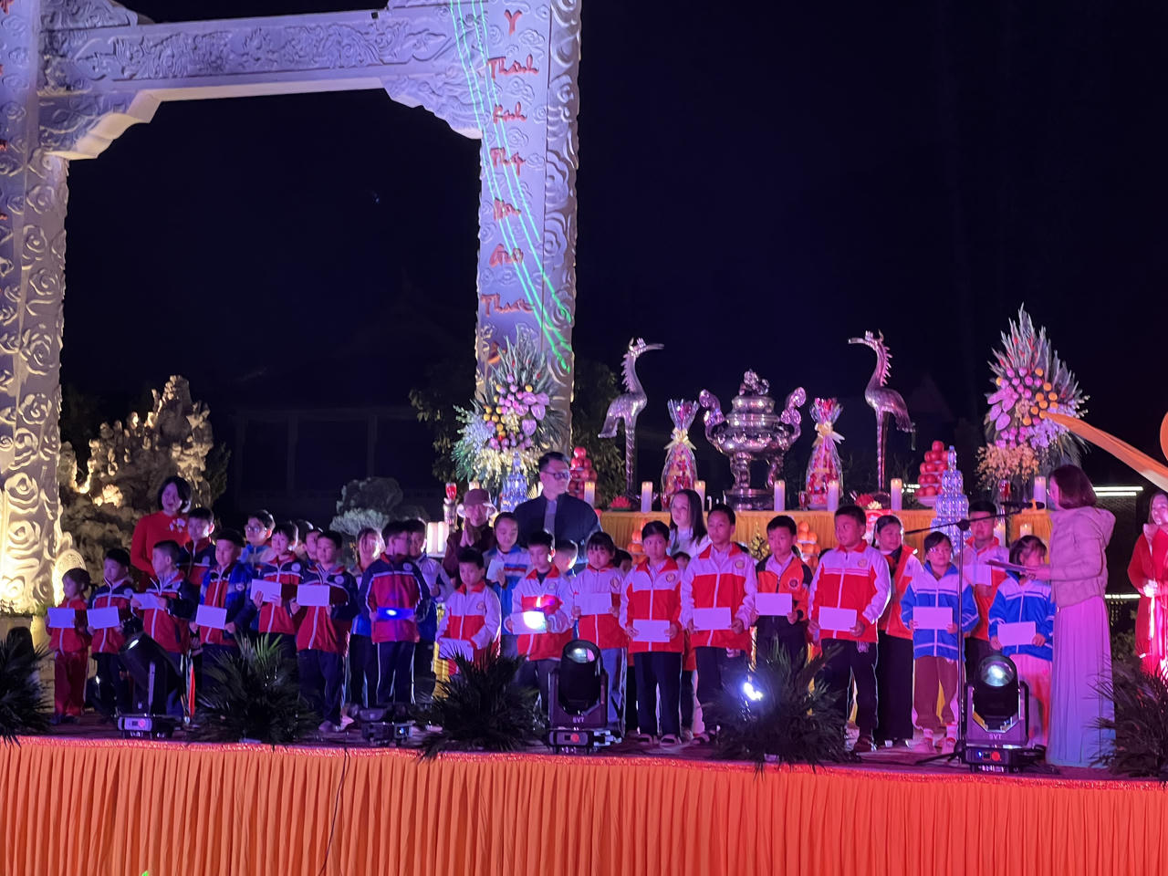 Chùa Hồng Phúc trao quà cho 215 học sinh, sinh viên khó khăn