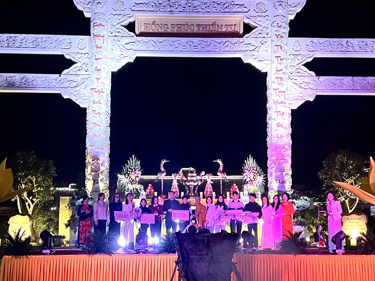 Chùa Hồng Phúc trao quà cho 215 học sinh, sinh viên khó khăn