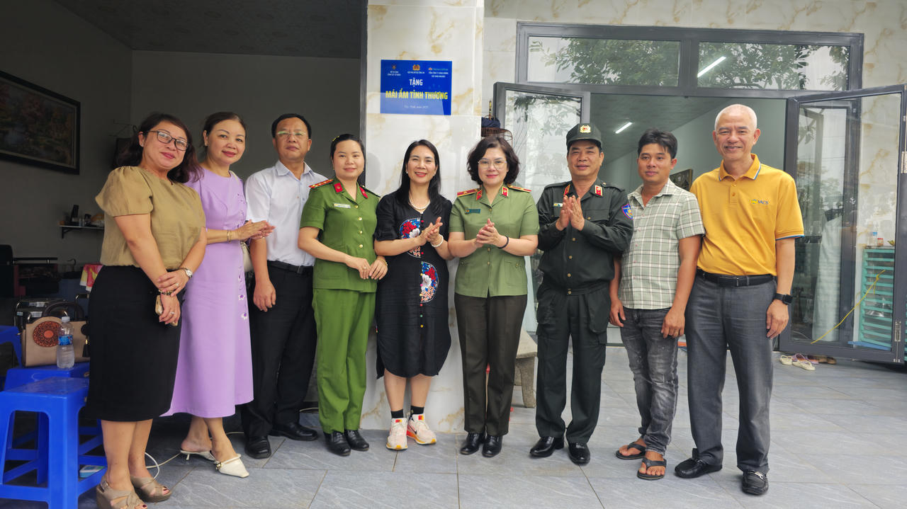 Từ Chuyến bay màu xanh đến mái ấm kiên cố miền biên viễn