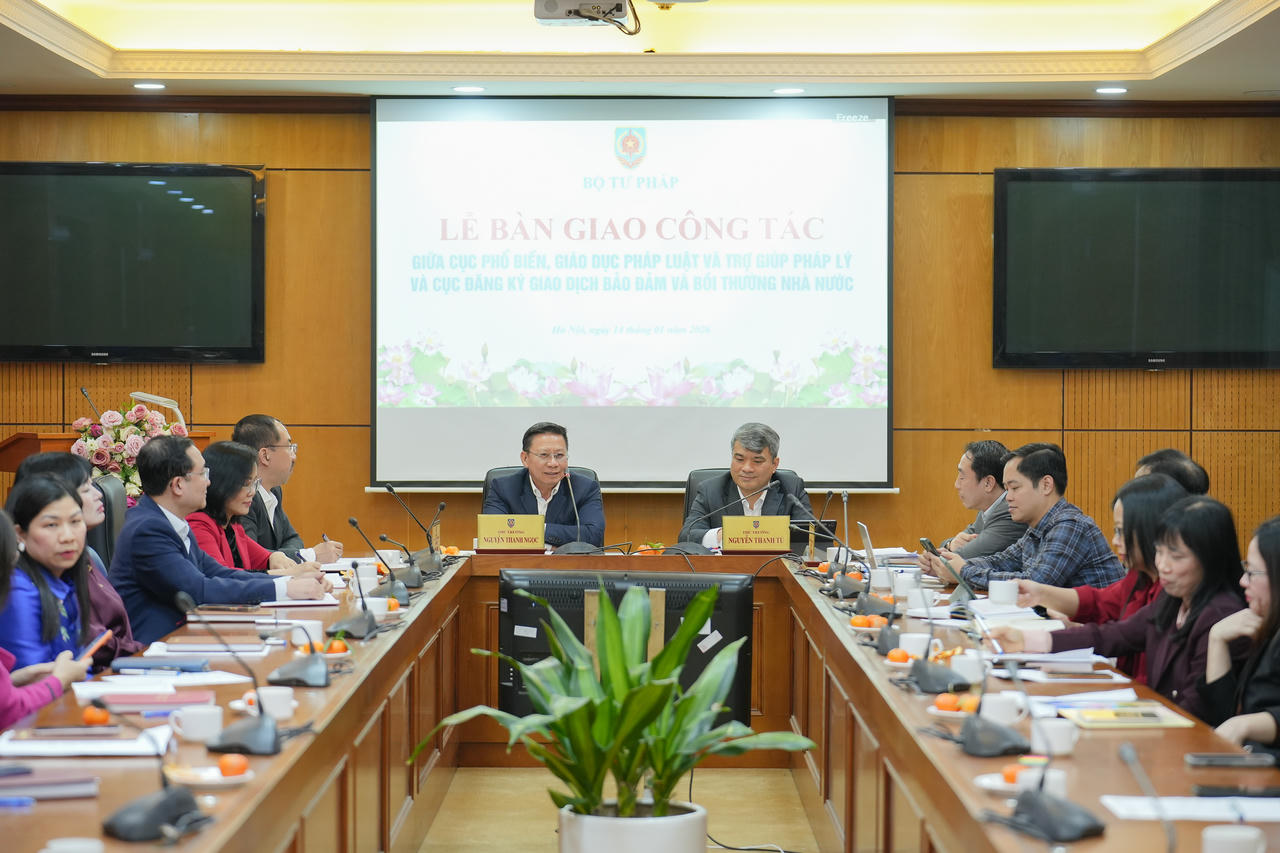 Bàn giao công tác giữa hai đơn vị thuộc Bộ Tư pháp