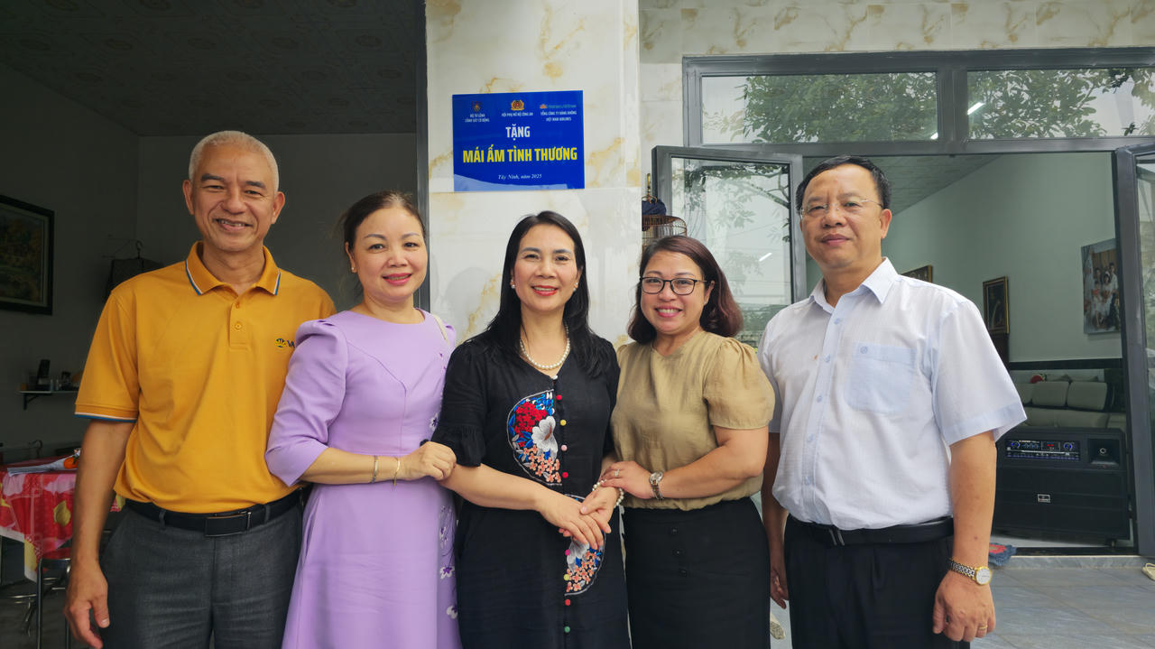 Từ Chuyến bay màu xanh đến mái ấm kiên cố miền biên viễn