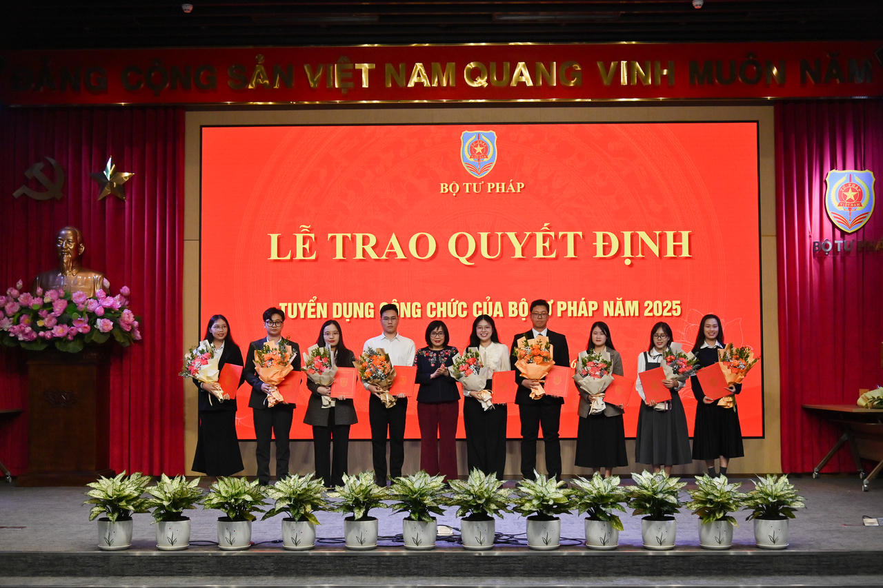 Trao Quyết định tuyển dụng công chức của Bộ Tư pháp năm 2025