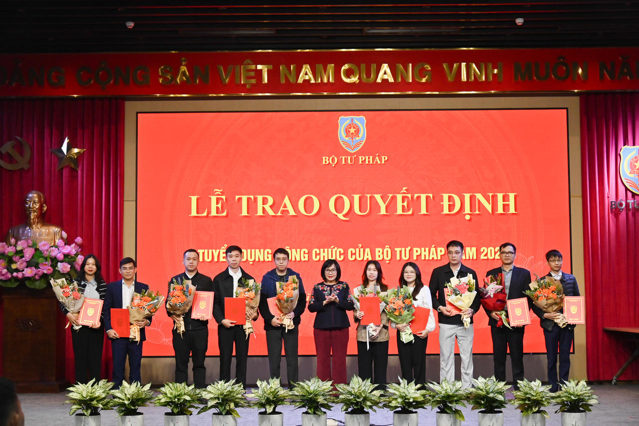 Trao Quyết định tuyển dụng công chức của Bộ Tư pháp năm 2025