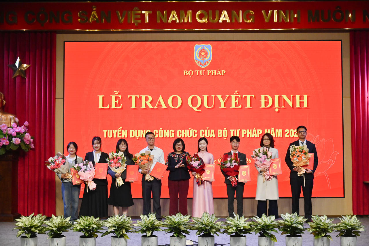 Trao Quyết định tuyển dụng công chức của Bộ Tư pháp năm 2025
