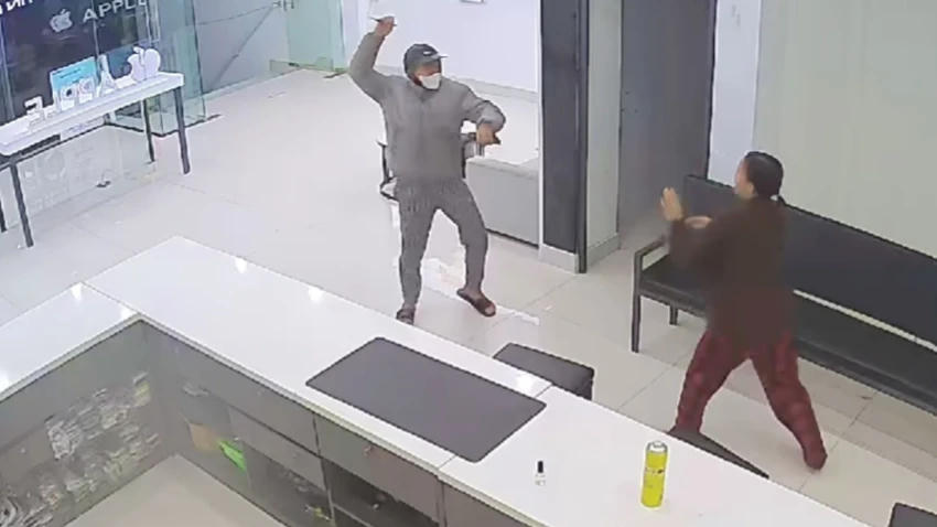 Vờ mua điện thoại, thanh niên bất ngờ tấn công nữ nhân viên để cướp