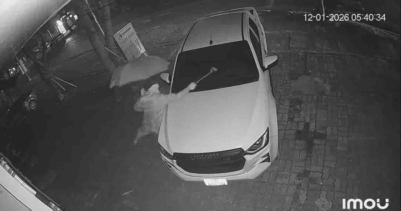 Lộ diện người đàn ông trùm kín mặt, cầm xà cạy đập ô tô lúc rạng sáng