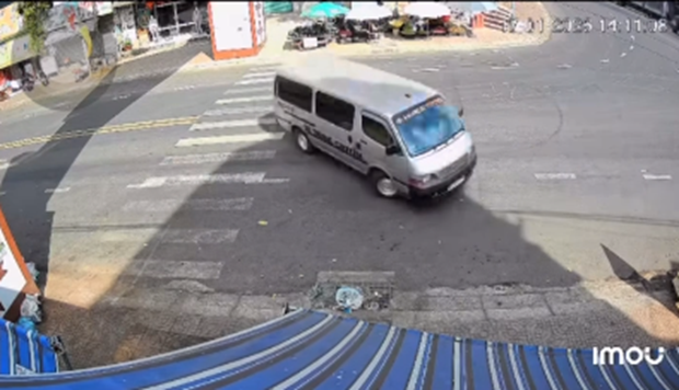 Tạm giữ tài xế điều khiển xe 16 chỗ quay nhiều vòng giữa ngã ba