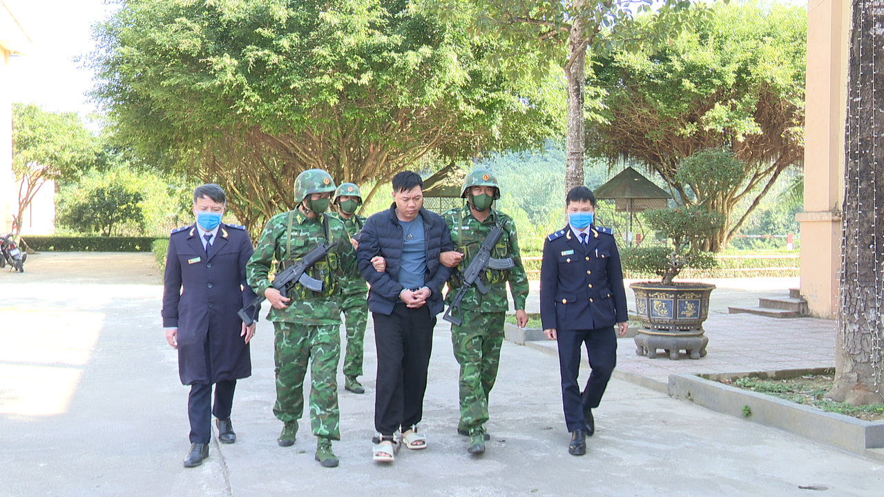 Khởi tố vụ án vận chuyển trái phép 24.000 viên hồng phiến từ Lào về Việt Nam