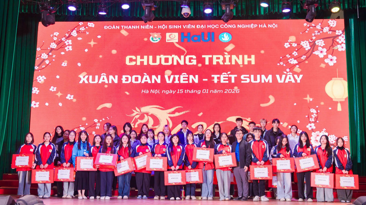 Loạt đại học lì xì, tặng miễn phí vé xe về quê ăn Tết cho sinh viên