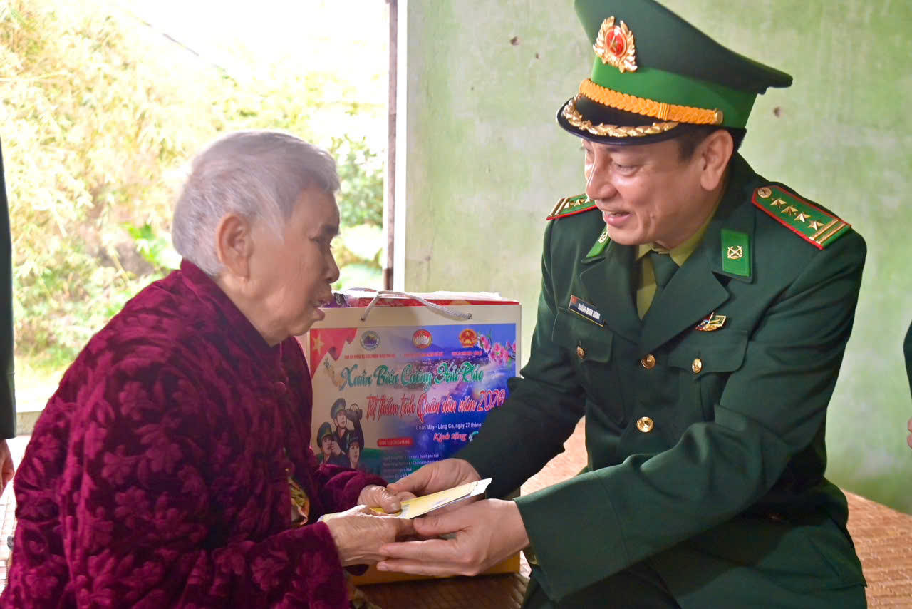 Mang Tết sớm đến với người dân vùng biển Chân Mây - Lăng cô