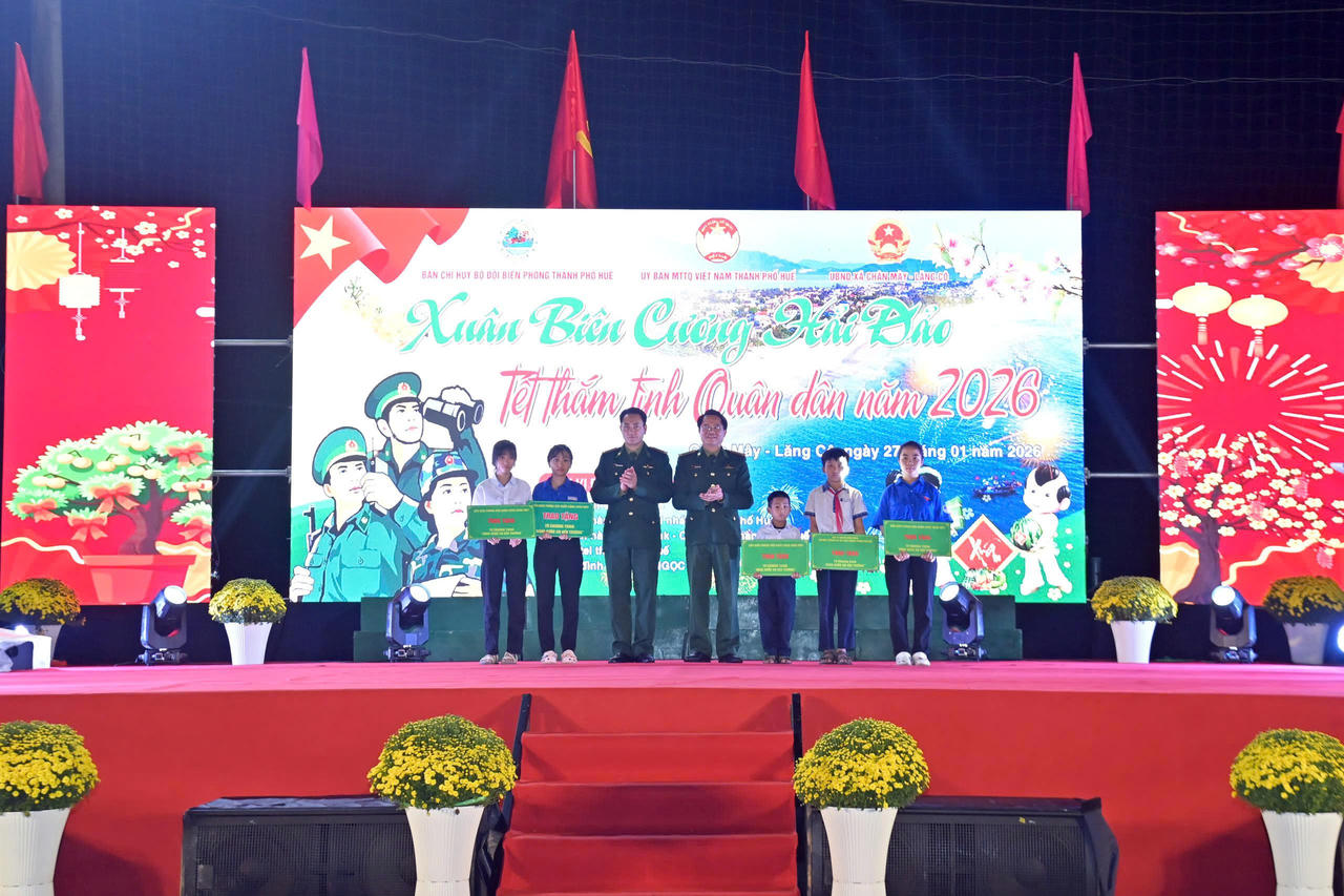 Mang Tết sớm đến với người dân vùng biển Chân Mây - Lăng cô