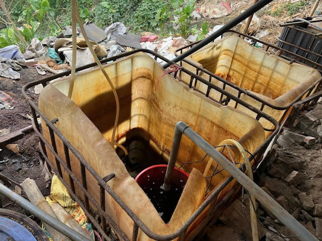 Công an TP Hà Nội phát hiện 2 xưởng phân kim xả hơn 6,7 tấn chất thải nguy hại ven sông Đuống