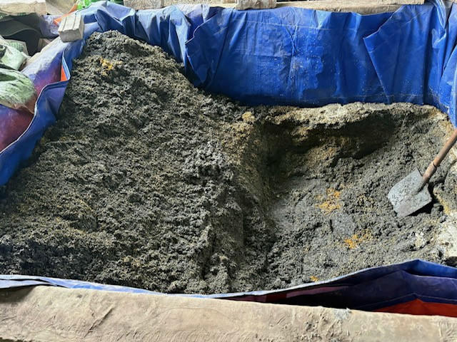 Công an TP Hà Nội phát hiện 2 xưởng phân kim xả hơn 6,7 tấn chất thải nguy hại ven sông Đuống