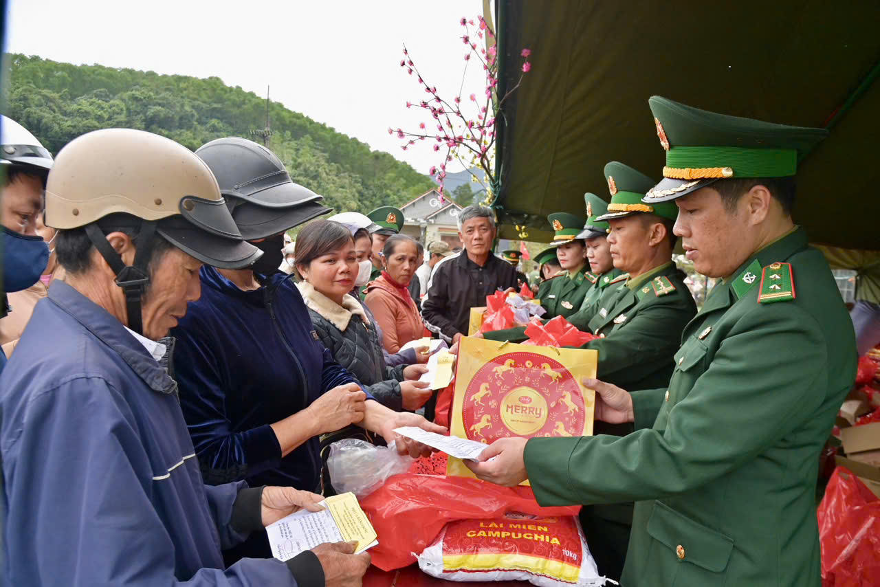 Mang Tết sớm đến với người dân vùng biển Chân Mây - Lăng cô