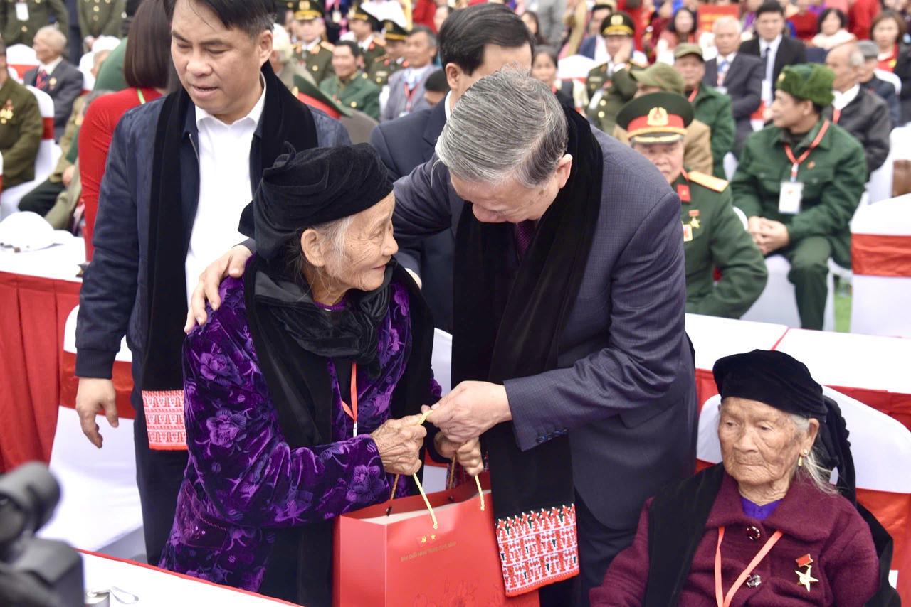 Tổng Bí thư Tô Lâm gặp mặt, nói chuyện với nhân dân các dân tộc tỉnh Cao Bằng