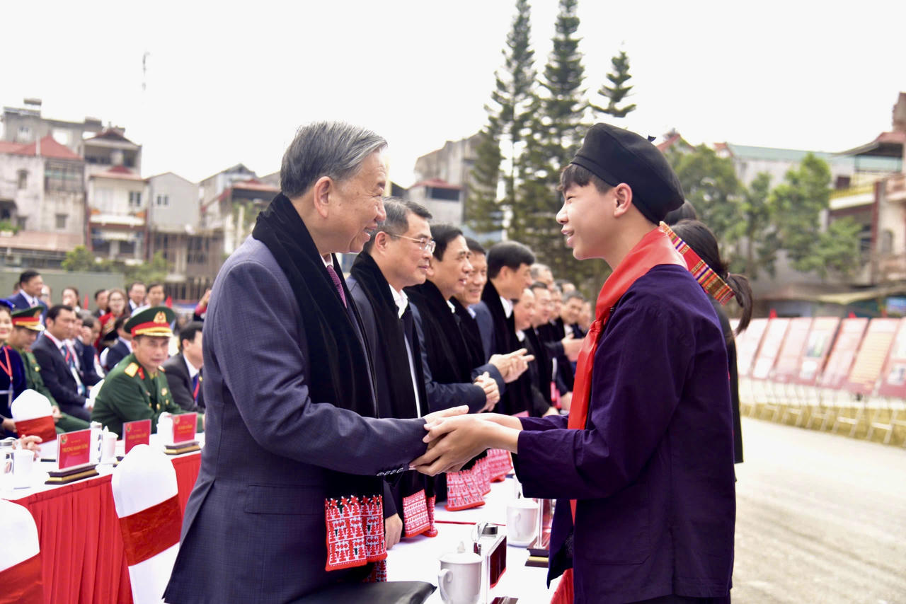 Tổng Bí thư Tô Lâm gặp mặt, nói chuyện với nhân dân các dân tộc tỉnh Cao Bằng