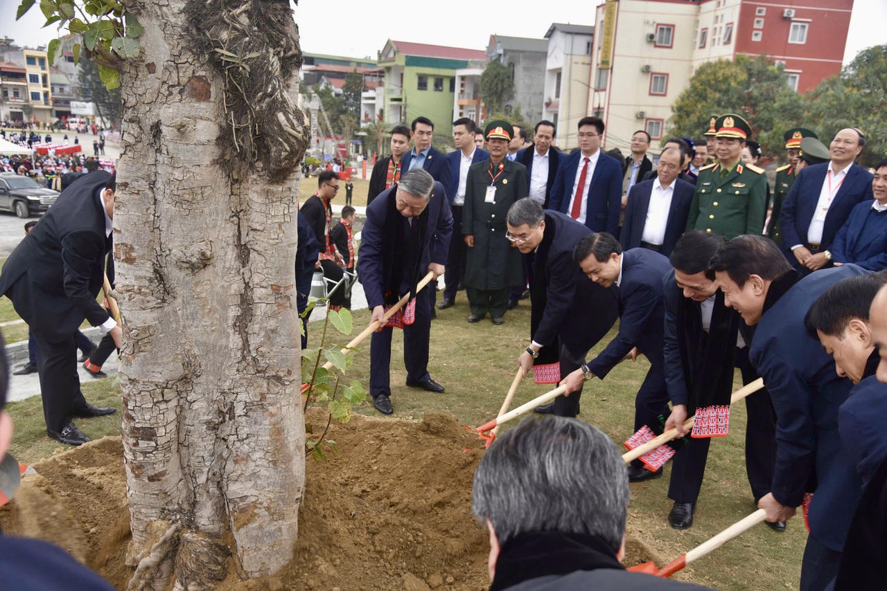 Tổng Bí thư Tô Lâm gặp mặt, nói chuyện với nhân dân các dân tộc tỉnh Cao Bằng