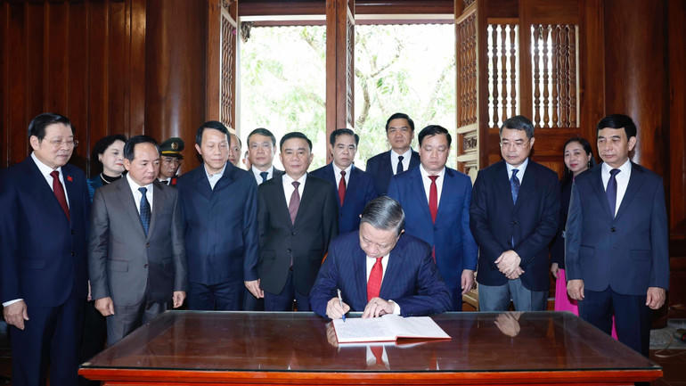 Tổng Bí thư Tô Lâm dâng hương tưởng niệm Chủ tịch Hồ Chí Minh và các anh hùng liệt sĩ