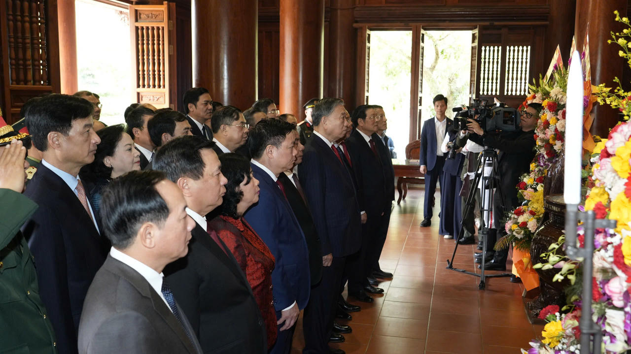 Tổng Bí thư Tô Lâm dâng hương tưởng niệm Chủ tịch Hồ Chí Minh và các anh hùng liệt sĩ