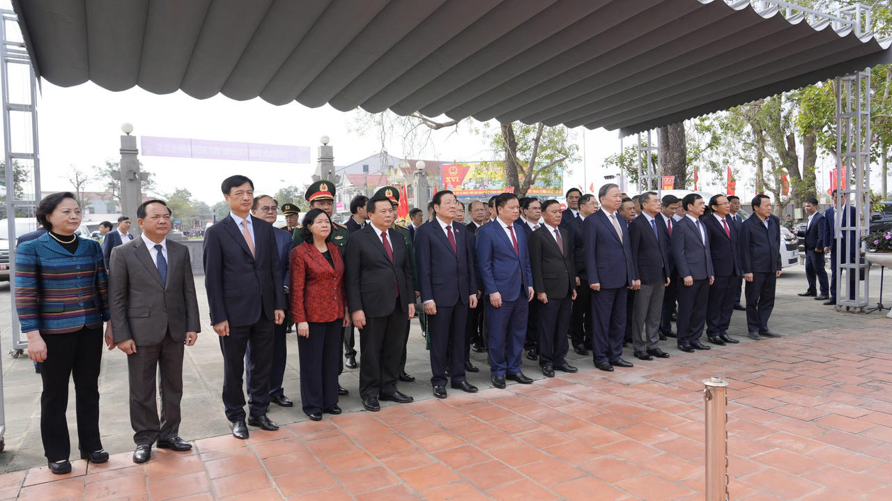 Tổng Bí thư Tô Lâm dâng hương tưởng niệm Chủ tịch Hồ Chí Minh và các anh hùng liệt sĩ