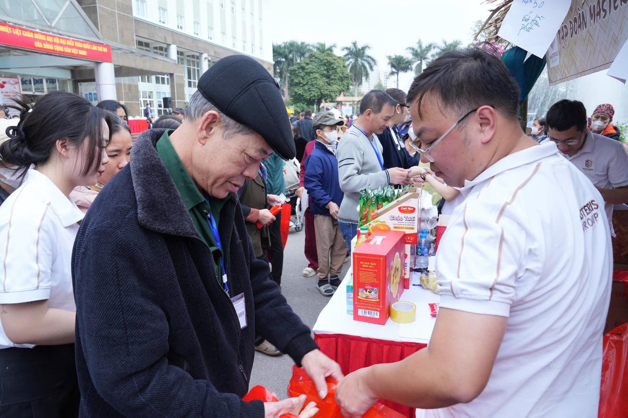 Chợ Tết 0 đồng cho bệnh nhân ung thư